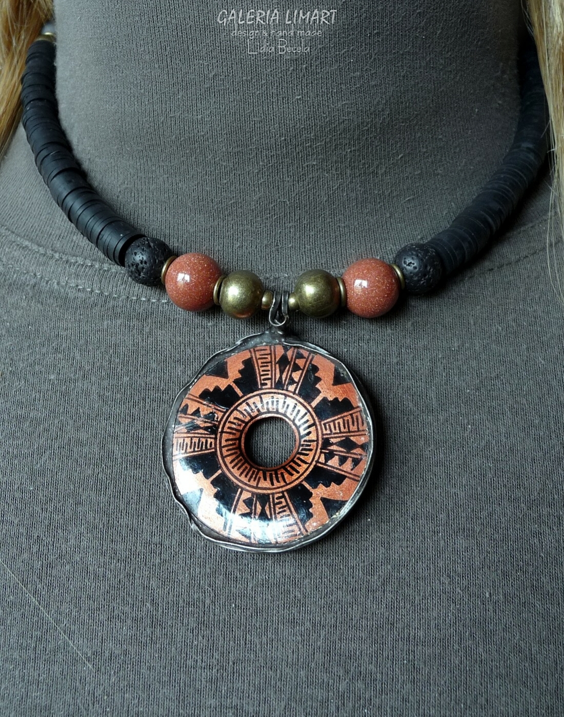 Oryginalny peruwiański ręcznie malowany duży element gliniany, artystycznie oprawiony w technice Tiffany podwieszony na efektownym naszyjniku w stylu etnicznym